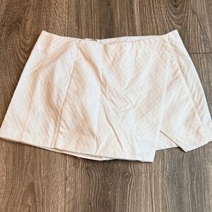Like New Lilly Pulitzer Izzy Skort in Resort White